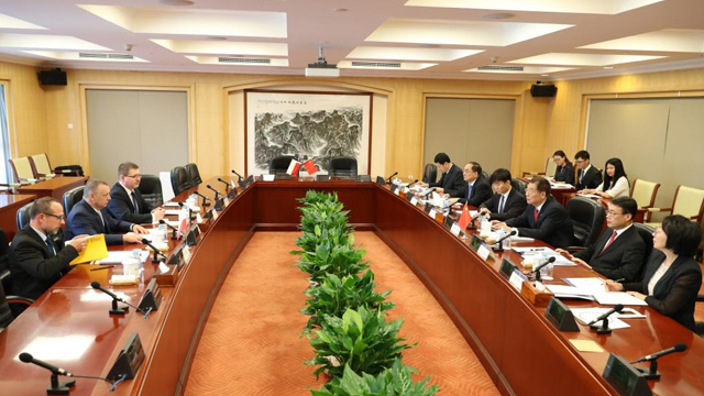 Szef KAS Marian Banaś i szef Generalny Administracji Celnej Chin, minister Yu Guangzhou w raz ze współpracownikami podczas dyskusji na temat możliwości rozszerzenia współpracy pomiędzy oboma krajami.