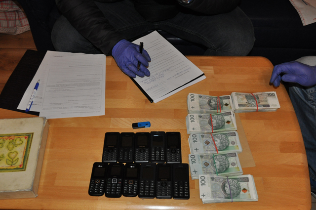 Inwentaryzowanie zatrzymanych podczas akcji środków pieniężnych i telefonów komórkowe przez funkcjonariuszy celno-skarbowych