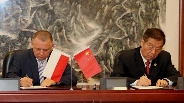 Szef KAS Marian Banaś i szef Generalny Administracji Celnej Chin, minister Yu Guangzhou podpisują Plan Działań na lata 2017-2018