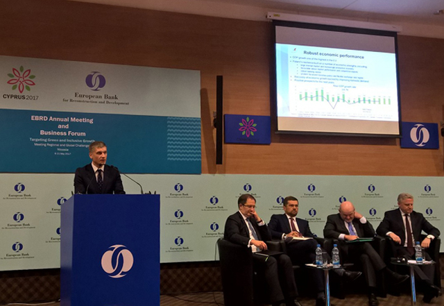 Wiceminister finansów Piotr Nowak przedstawia aktualną sytuację gospodarczą i prognozy dla Polski na najbliższe lata  podczas spotkania Europejskiego Banku Odbudowy i Rozwoju