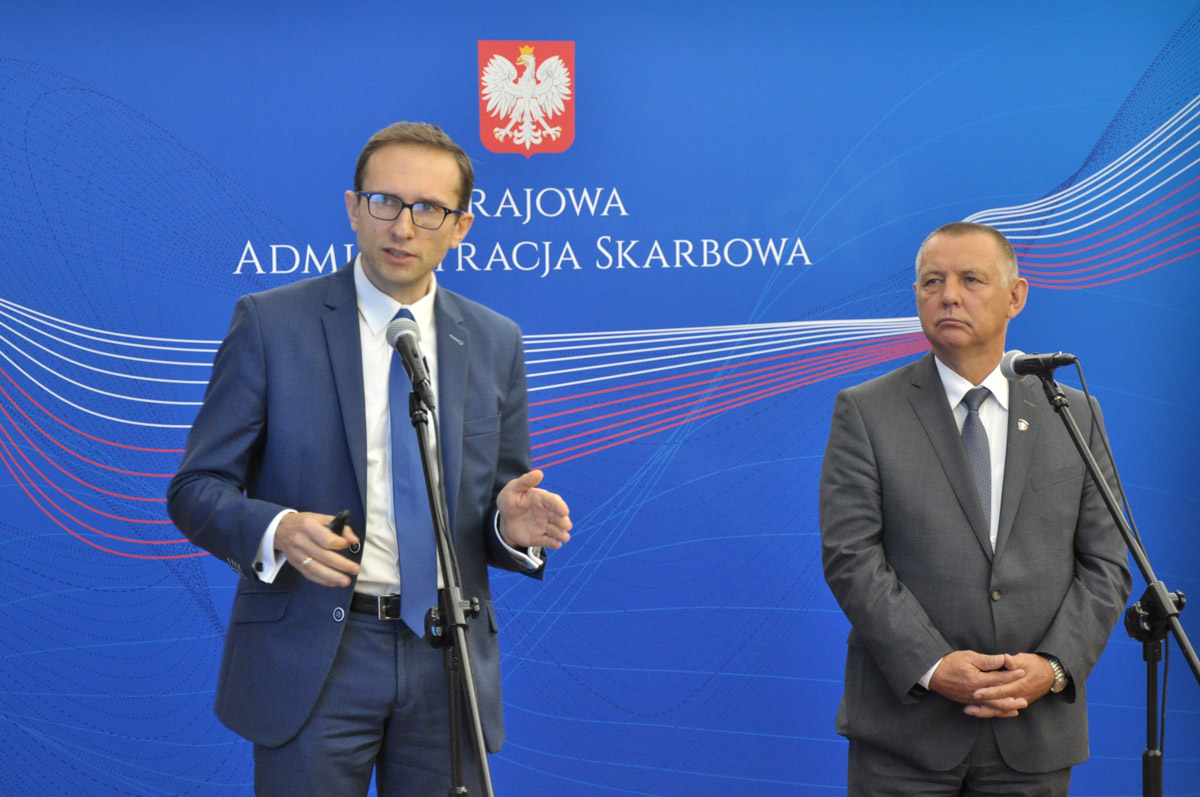 Szef KAS Marian Banaś i dyrektor Departamentu Nadzoru nad Kontrolami Przemysław Krawczyk podczas konferencji
