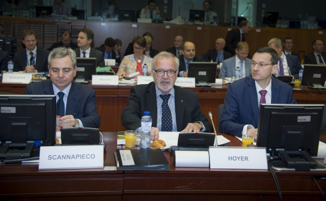 Wicepremier Mateusz Morawiecki – po prawej stronie - wraz z innymi uczestnikami w trakcie spotkania ECOFIN w Brukseli