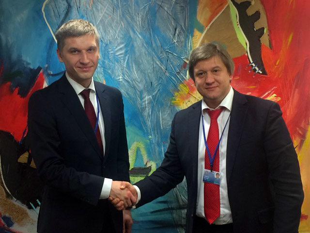 Wiceminister Paweł Nowak wita się z ministrem finansów Ukrainy Oleksandrem Danyliukiem