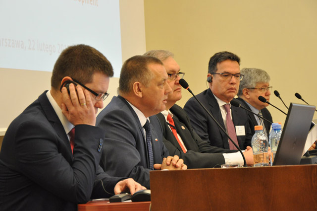 Minister Banaś – w centralnej części zdjęcia – wraz z pozostałym prelegentami podczas konferencji naukowej ws. KAS