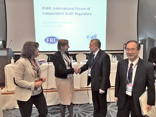 uczestnicy spotkania Międzynarodowego Forum Niezależnych Regulatorów Audytu (IFIAR)