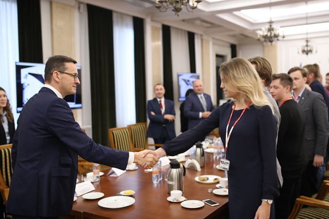 Premier Mateusz Morawiecki wita się z jednym z uczestników konkursu „MinFinTech"
