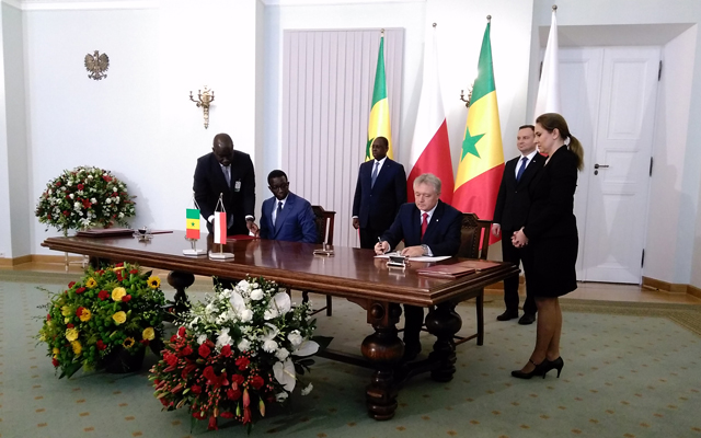 Minister Wiesław Janczyk podpisuje porozumienie z ministrem Gospodarki, Finansów i Planowania Republiki Senegalu Amadou Ba