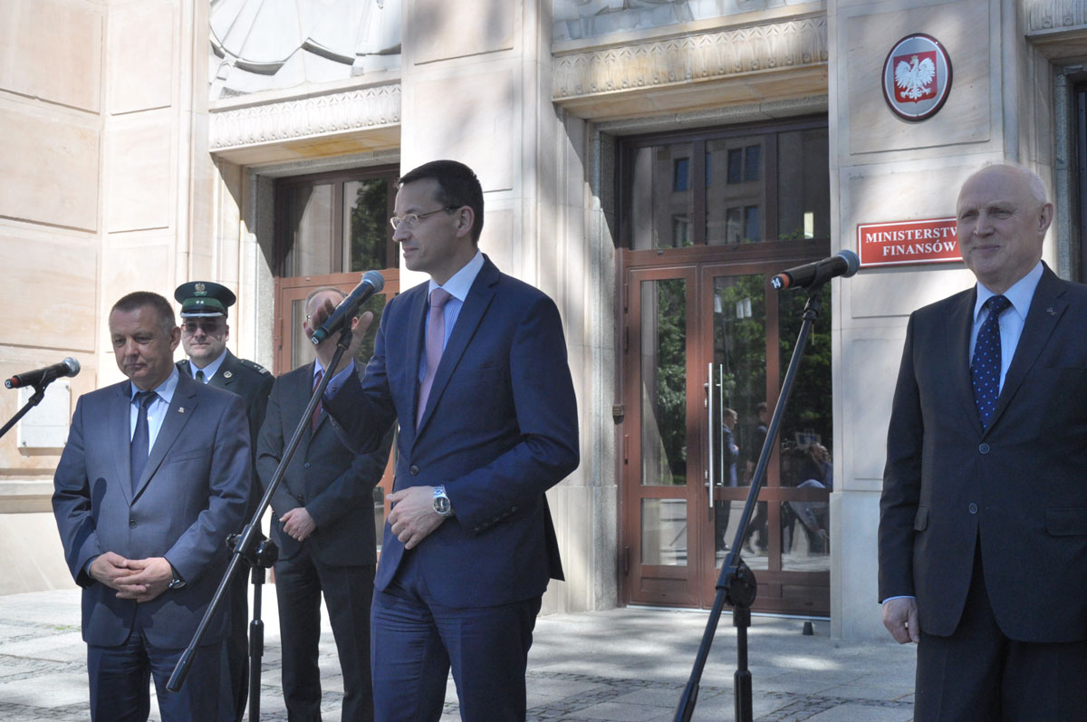 Wicepremier Morawiecki, szef KAS i jego dwaj zastępcy na konferencji przed gmachem Ministerstwa Finansów