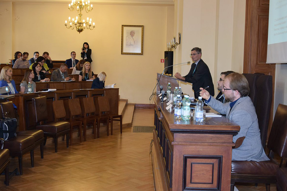 Zastępca Dyrektora Izby Administracji Skarbowej w Krakowie Emil Chojnacki podczas wystąpienia, widoczni uczestnicy konferencji.