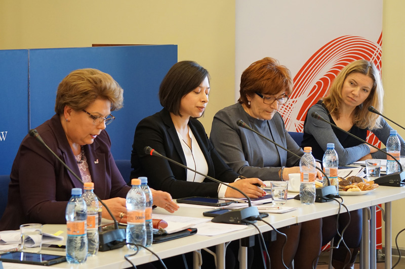 Joanna Dadacz Dyrektor Departamentu Rachunkowości i Rewizji Finansowej udziela wyjaśnień uczestnikom seminarium
