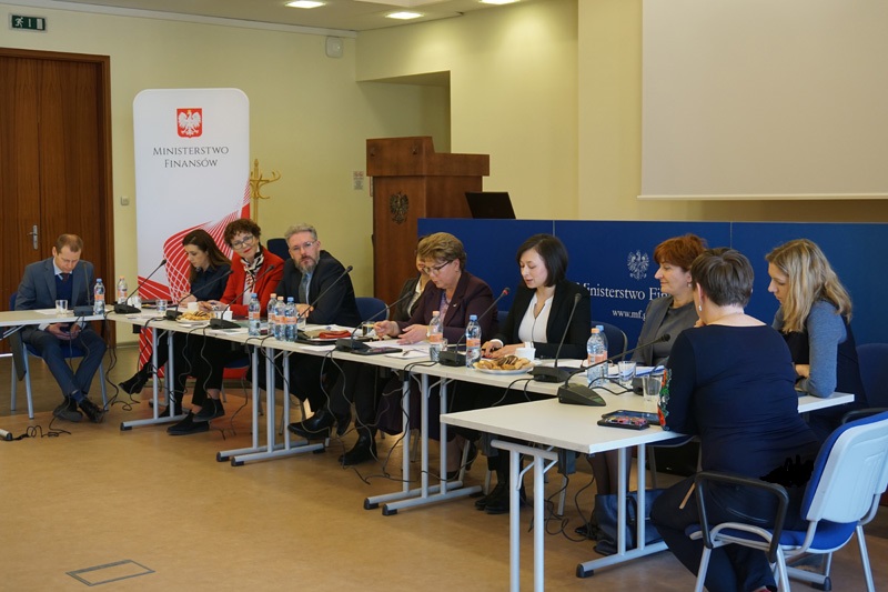 Liliana Anam i pozostali paneliści seminarium, w tle logo Ministerstwa Finansów