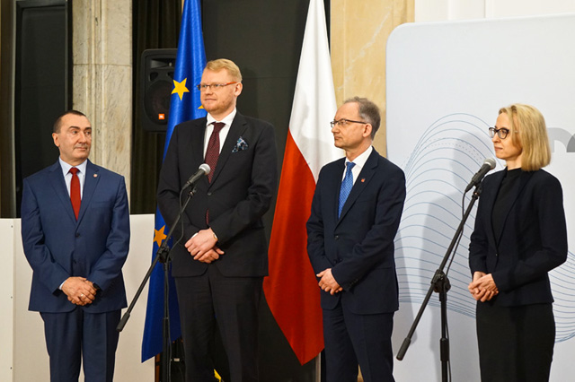 Minister T. Czerwińska wraz wiceministrem Pawłem Gruzą, wiceministrem Pawłem Cybulskim oraz zastępcą dyrektora Zbigniewem Wilińskim odpowiadają na pytania dziennikarzy ws. JPK 