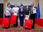Minister Leszczyna wśród pierwszej grupy laureatów konkursu, którzy eksponują otrzymane dyplomy.