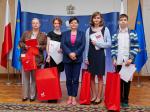 Minister Leszczyna wraz kolejną grupą laureatów konkursu pozuje do pamiątkowego zdjęcia w Sali Kolegialnej.