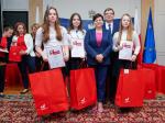 Nagrodzeni uczniowie wraz z minister Izabelą Leszczyną i nauczycielem pozują do pamiątkowego zdjęcia.