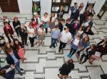 Widok z góry na sylwetki laureatów konkursu, którzy wraz z minister Izabelą Leszczyną rozpoczynają zwiedzanie gmachu Sejmu.