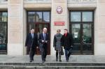 Minister Paweł Szałamacha i wiceminister Leszek Skiba wraz z zwycięzcami pierwszego losowania Narodowej Loterii Paragonowej stoją na schodach przed gmachem Ministerstwa Finansów.