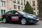 Głowna nagroda (Opel Astra) stoi zaparkowany na ministerialnym dziedzińcu.