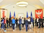 Finaliści konkursu w Sali Chorągwianej Pałacu Prezydenckiego,  gdzie prezentowane są repliki historycznych chorągwi polskich od Grunwaldu do „Solidarności”.