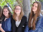 Trzy uczestniczki konkursu delektują się wiosenną aurą oczekując na zwiedzanie gmachu Sejmu RP.