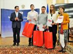 Minister Leszek Skiba oklaskuje kreatywność gimnazjalistów i ich opiekunki. Nagrodzeni z dumą prezentują otrzymane dyplomy.