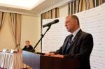 Miniatura zdjęcia, kliknięcie spowoduje otworzenie w pełnym rozmiarze. Minister Marian Banaś podczas przemowy na scenie, na drugim planie Prezes BCC Pan Marek Goliszewski.