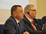 Minister Marian Banaś i prokurator Bogdan Święczkowski, I Zastępca Prokuratora Generalnego Prokurator Krajowy, obserwują przebieg konferencji.