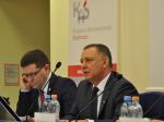 Minister Marian Banaś i Attila Czinege, Zastępca Dyrektora Generalnego ds. Kontroli Skarbowej na Węgrzech, słuchają wystąpień kolejnych mówców.