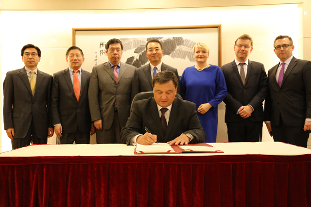 Ambasador Polski w Chinach Mirosław Gajewski w imieniu Rzeczypospolitej Polskiej podpisuje umowę o utworzeniu Azjatyckiego Banku Inwestycji Infrastrukturalnych (AIIB