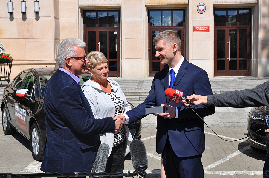 Pan Wiesław z żoną odbiera kluczyki od wiceministra Piotra Nowaka