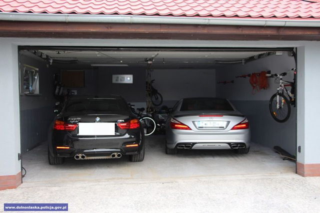 Dwa luksusowe samochody zaparkowane w garażu z niewidocznymi tablicami rejestracyjnymi.  