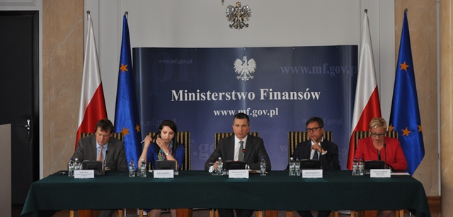 Minister finansów Mateusz Szczurek wraz ze swoimi współpracownikami i przedstawicielami misji MFW