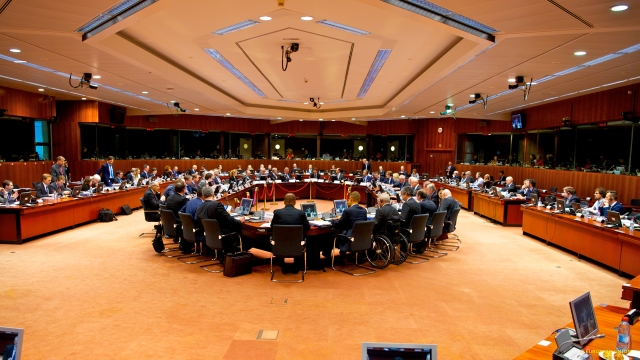 Uczestnicy posiedzenia rady wokół owalnego stołu. © European Union 