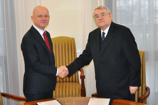 Uścisk dłoni wiceprezesa László Baranyay oraz ministra Szałamachy po podpisaniu umowy.
