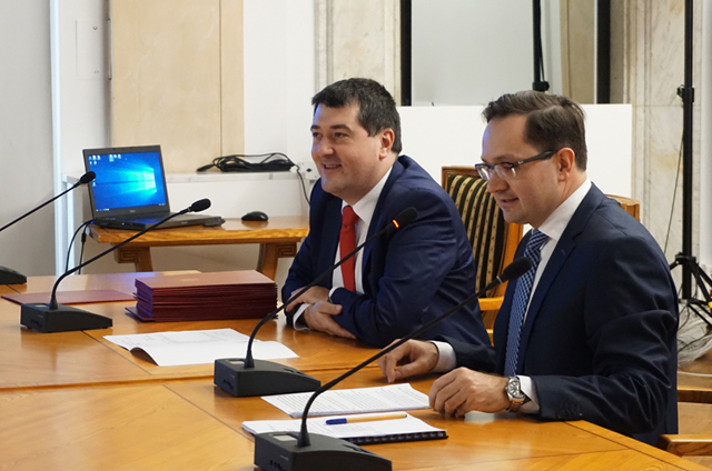 Wiceminister finansów Leszek Skiba i przewodniczący GKO Mariusz Jerzy Golecki podczas posiedzenia