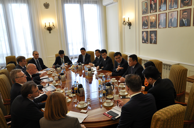 Minister finansów Paweł Szałamacha podczas spotkania z prezesem Industrial and Commercial Bank of China (ICBC) Jiang Jianqingiem