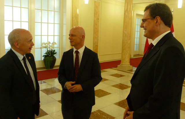 Minister Finansów Paweł Szałamacha podczas rozmowy z Prezesem Narodowego Banku Szwajcarii Thomasem Jordanem oraz Ministrem Finansów Szwajcarii Ulrichem Maurerem.