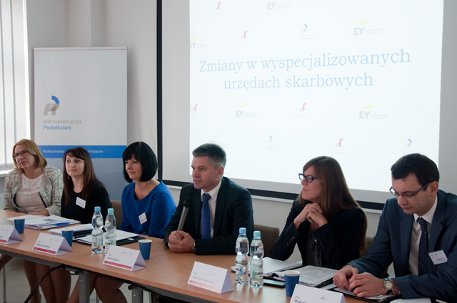 Wiceminister finansów Jacek Kapica w otoczeniu współpracowników przemawia podczas konferencji zorganizowanej 2 października 2015 r. w I Mazowieckim Urzędzie Skarbowym w Warszawie.