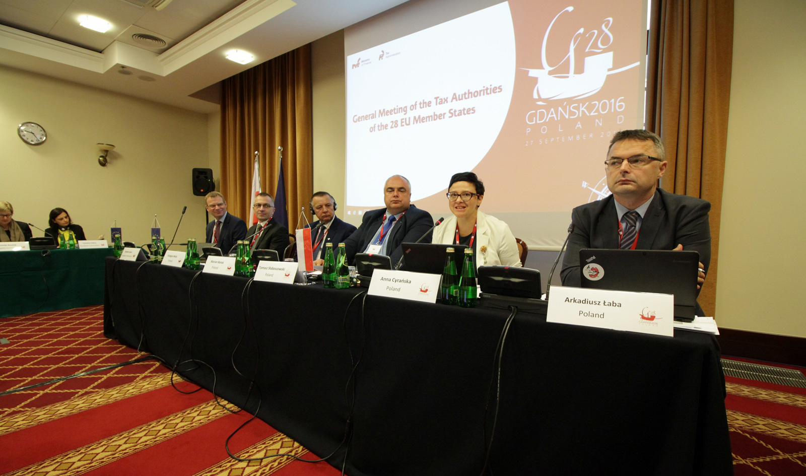 Na zdjęciu widoczni prelegenci za stołem prezydialnym podczas spotkania Szefów Administracji Podatkowych państw Unii Europejskiej (G28). 