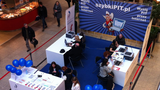 Stoisko informacyjne administracji podatkowej podczas akcji składania PIT-ów w galerii handlowej we Wrocławiu.