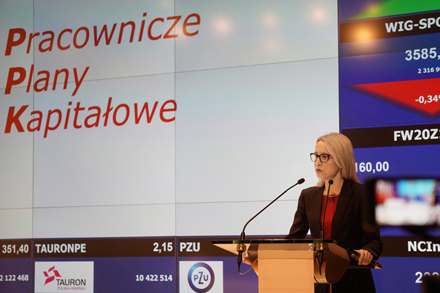 Minister Teresa Czerwińska przemawia po podpisaniu ustawy o Pracowniczych Planach Kapitałowych.