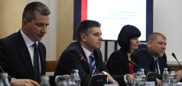 Minister finansów wraz z uczestnikami spotkania