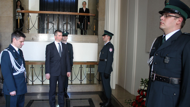 W centralnej części zdjęcia minister finansów Mateusz Szczurek oraz wiceminister Jacek Kapica podczas uroczyści  przed  tablicą Vinctis non victis (Pokonanym niezwyciężonym) w Ministerstwie Finansów