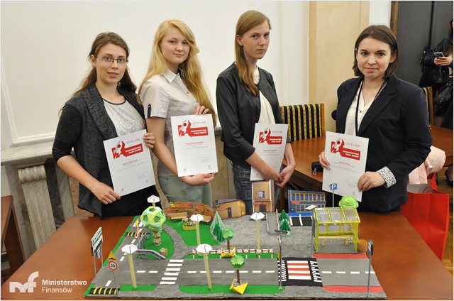 Uczestniczki konkursu prezentują makietę projektową (miniatura miasteczka)