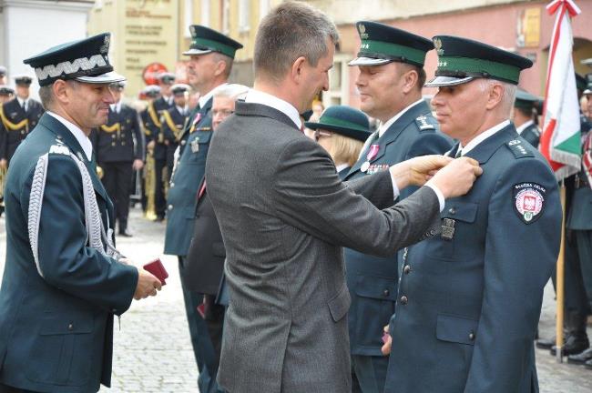 Minister Mateusz Szczurek wręcza odznaczenia „Krzyż zasługi" oraz medale „Za długoletnią służbę".