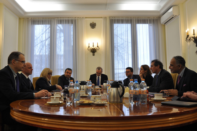 Ministra finansów Pawła Szałamachy wraz ze swoimi współpracownikami podczas spotkania z przedstawicielami Banku Światowego