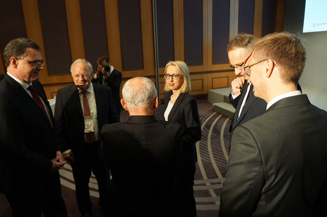 Minister Teresa Czerwińska podczas rozmowy z ministrem finansów Konfederacji Szwajcarskiej Uelim Maurerem oraz prezesem Szwajcarskiego Banku Narodowego Thomasem Jordanem.