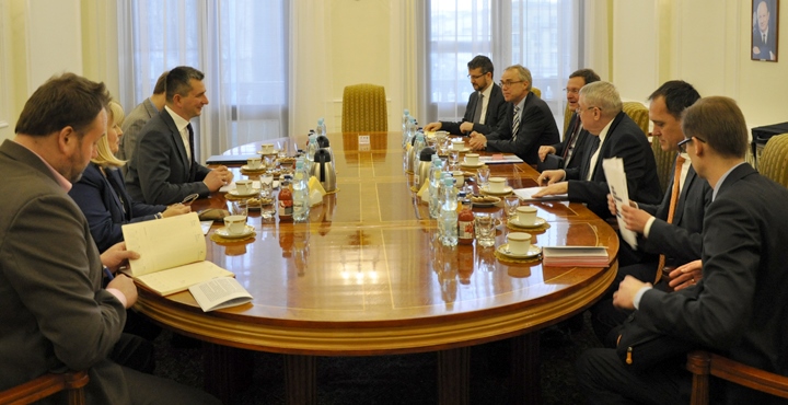 Minister Szczurek ze współpracownikami podczas spotkania z wiceprezesem EBI