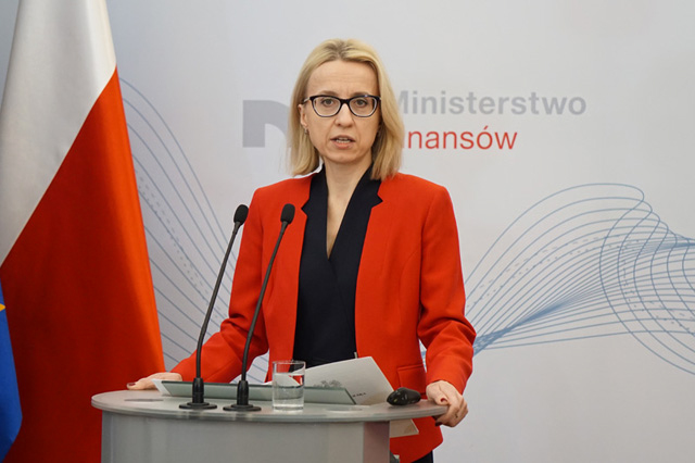 Minister Finansów Teresa Czerwińska odpowiada na pytania dziennikarzy podczas konferencji prasowej.