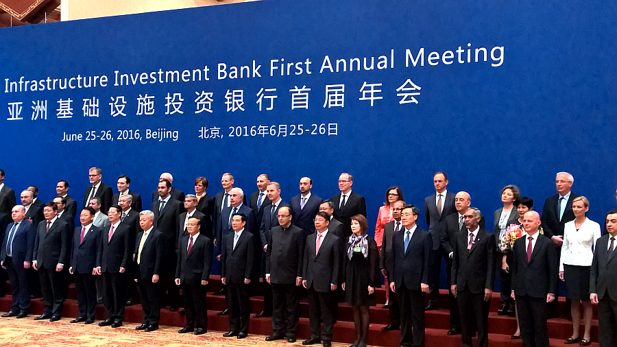 Zdjęcie grupowe uczestników spotkania AIIB